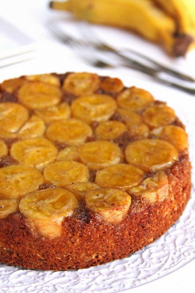 Receita de Bolo de Banana Invertido feito com açúcar mascavo, no liquidificador sem nenhuma farinha, sem glúten e sem lactose