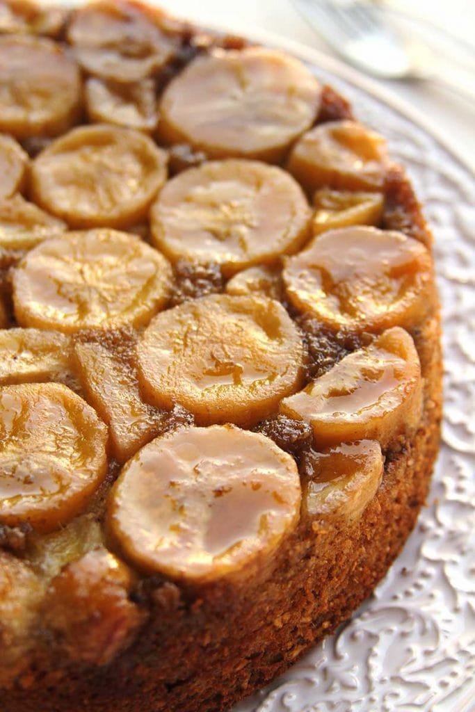 Receita de Bolo de Banana invertido com açúcar mascavo feito no liquidificador sem farinha, sem glúten, sem lactose que fica macio e saboroso