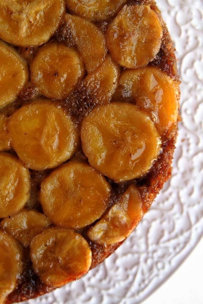 Receita de bolo de banana invertido com acucar mascavo feito no liquidificador sem farinha, sem glúten, sem lactose