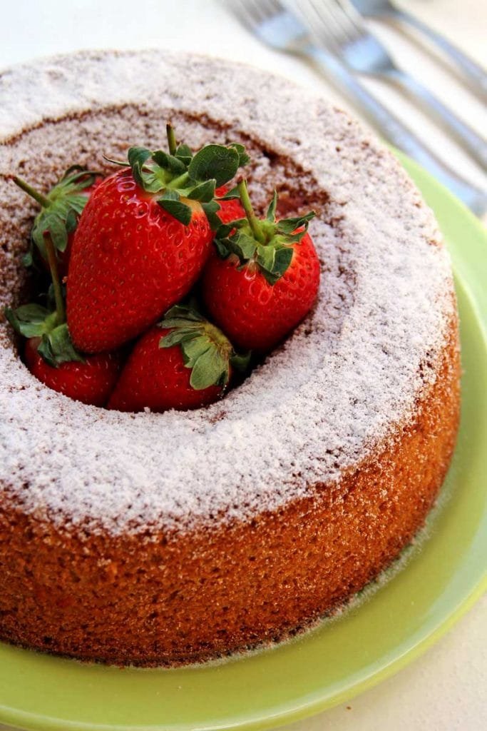 Receita de Bolo de Morango Simples feito no liquidificador, que é sem glúten e sem lactose. Lanche saudável e saboroso!