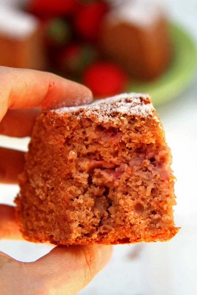 Bolo de Morango simples e fácil preparado no liquidificador que fica muito fofinho e é perfeito pra hora do lanche. É sem glúten e sem lactose