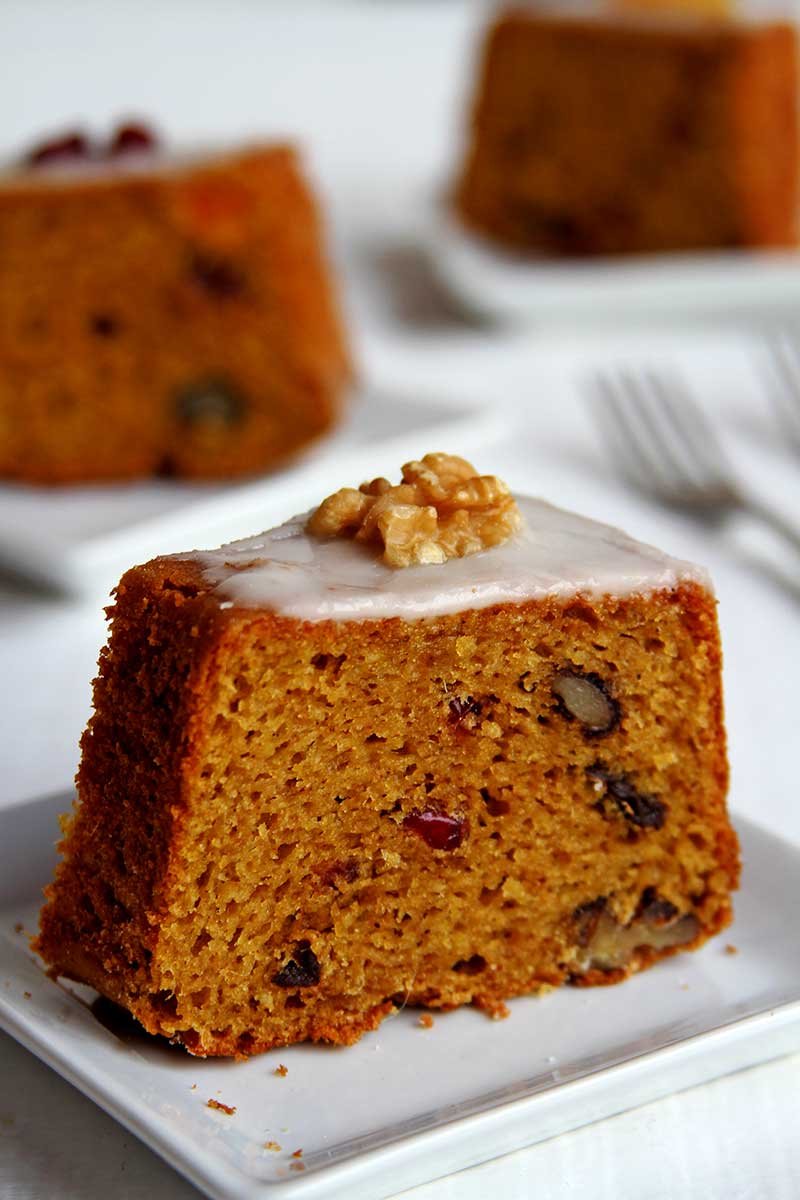 Receita de bolo de natal com frutas e nozes, é simples, feito no liquidificador e também é sem glúten e sem lactose!