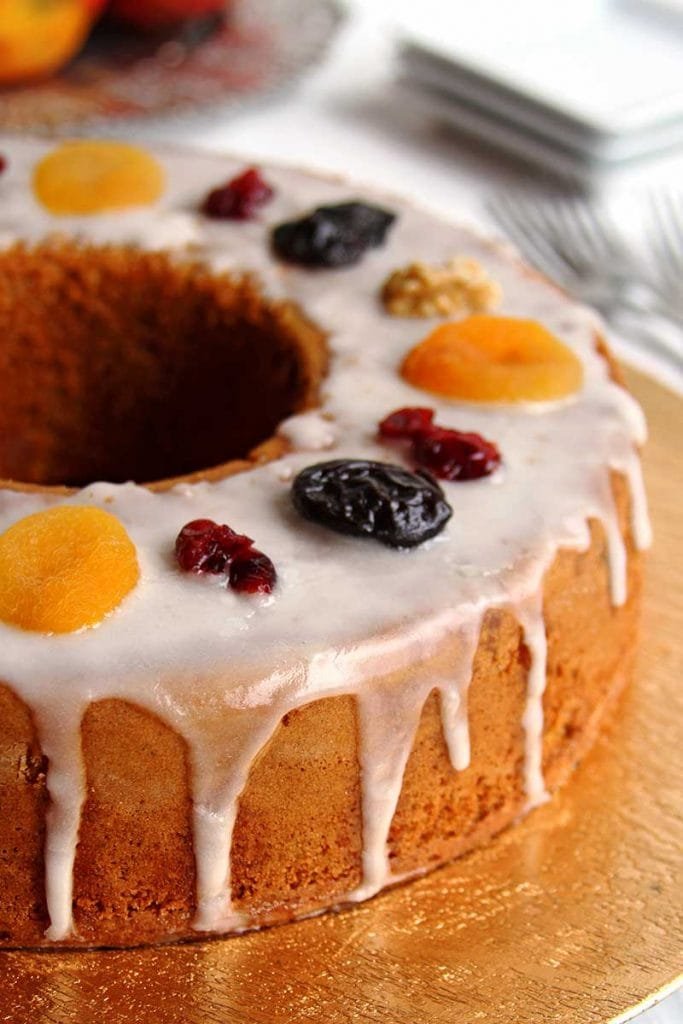 Receita de bolo de natal fácil feito no liquidificador. Leva manga na massa, é super aromático e também é sem glúten e sem lactose