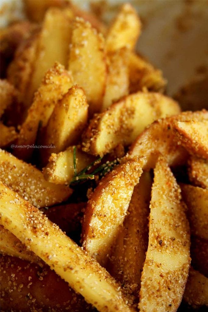 Receita de batata rústica com flocos de teff assada no forno, crocante por fora e macia por dentro!