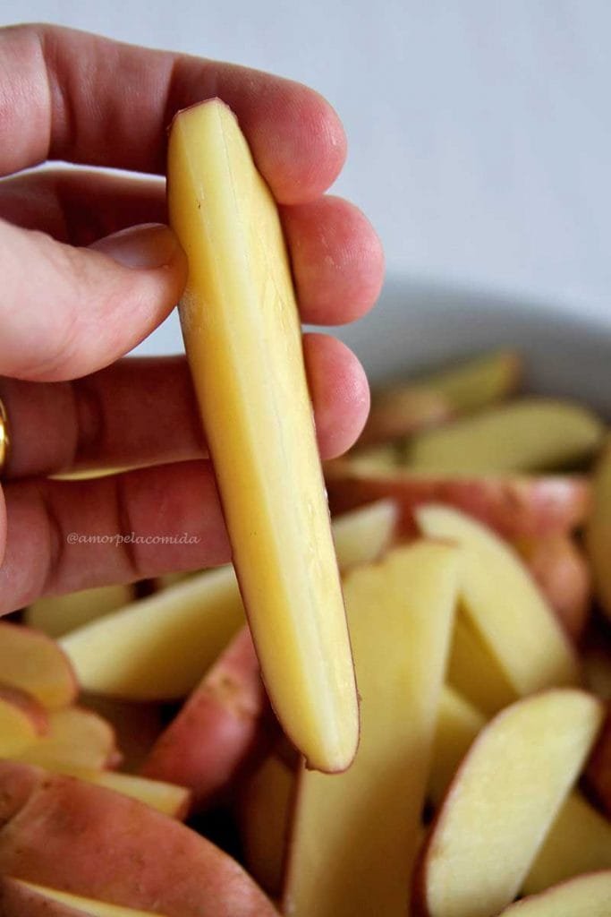 Receita de batata rústica caseira feita no forno