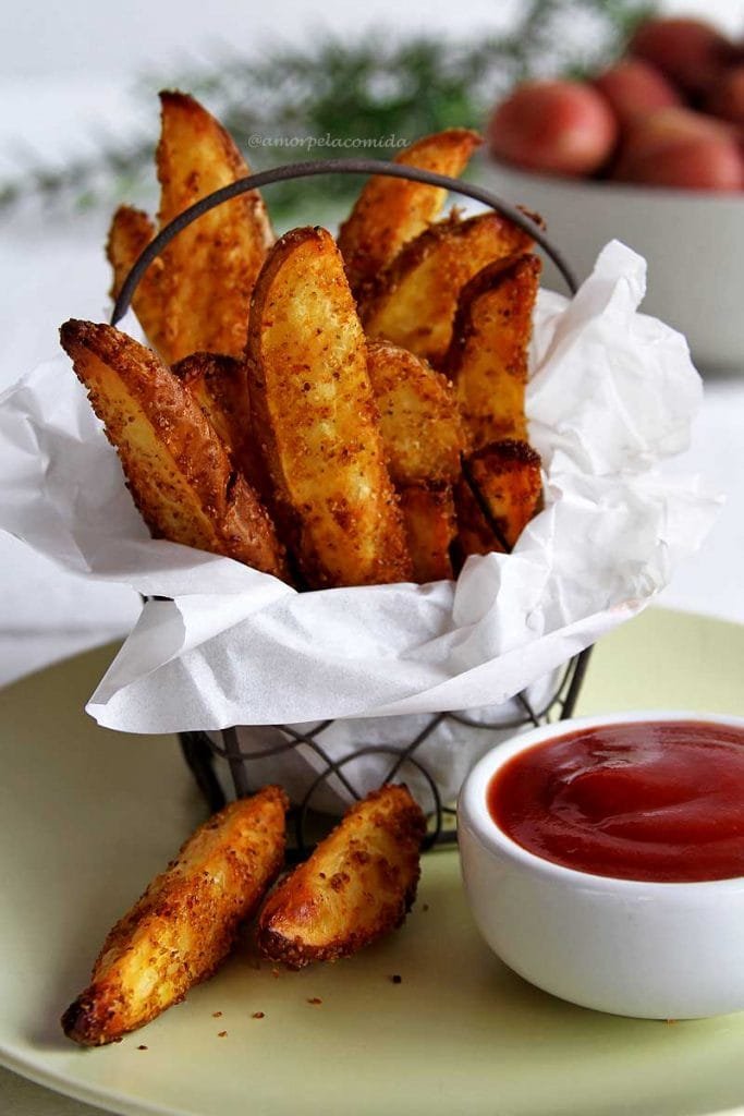 Receita de batata rústica crocante por fora e macia por dentro feita no forno