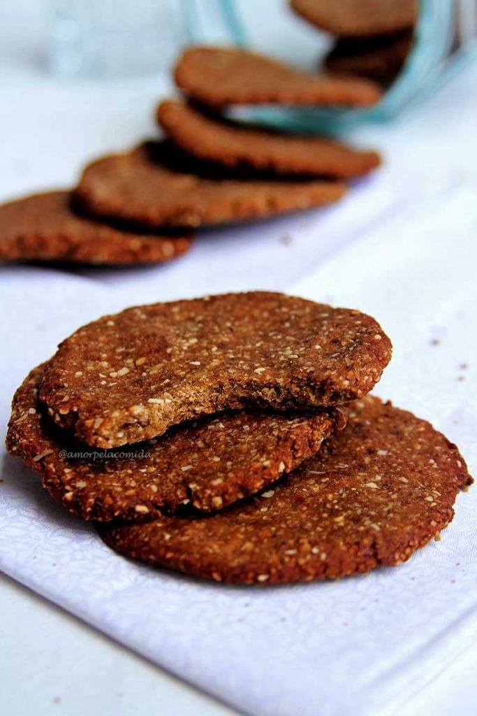 Biscoito doce vegano crocante com apenas 4 ingredientes