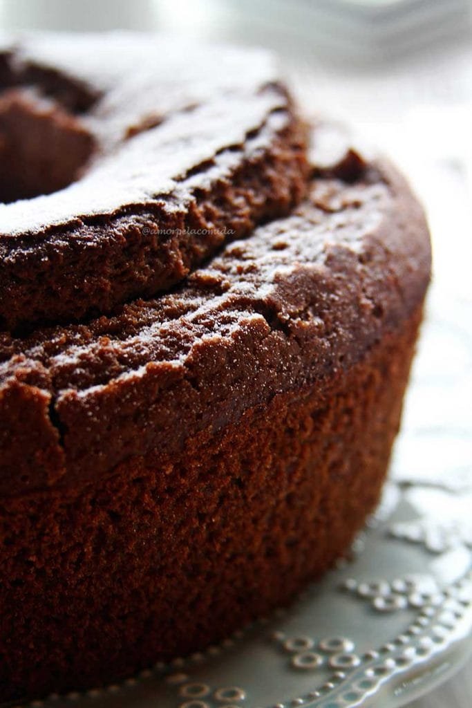 Bolo de Chocolate sem glúten e sem lactose muito proteico e nutritivo é feito com farinha de teff e quinoa! Tão simples e rápido que você não precisa nem de batedeira ou liquidificador pra fazer a massa!