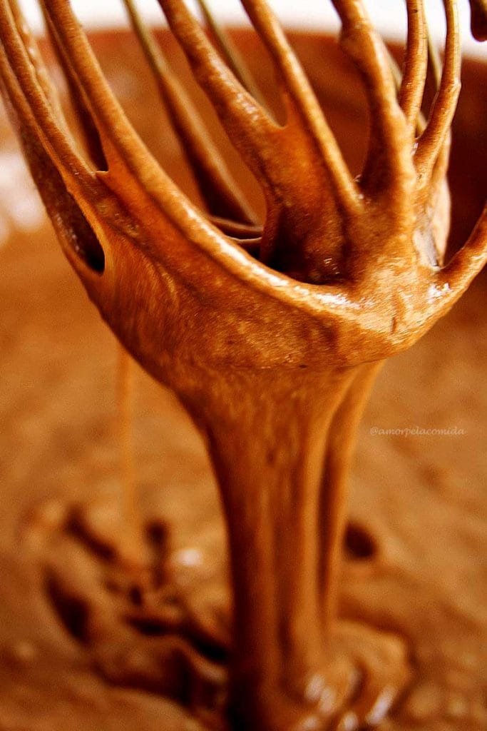 Receita de bolo de chocolate sem glúten e sem lactose feito à mão