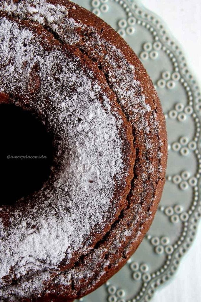 Receita de Bolo de Chocolate fofinho e simples de preparar. É sem glúten, sem lactose e você faz ele na mão sem usar nenhum equipamento!