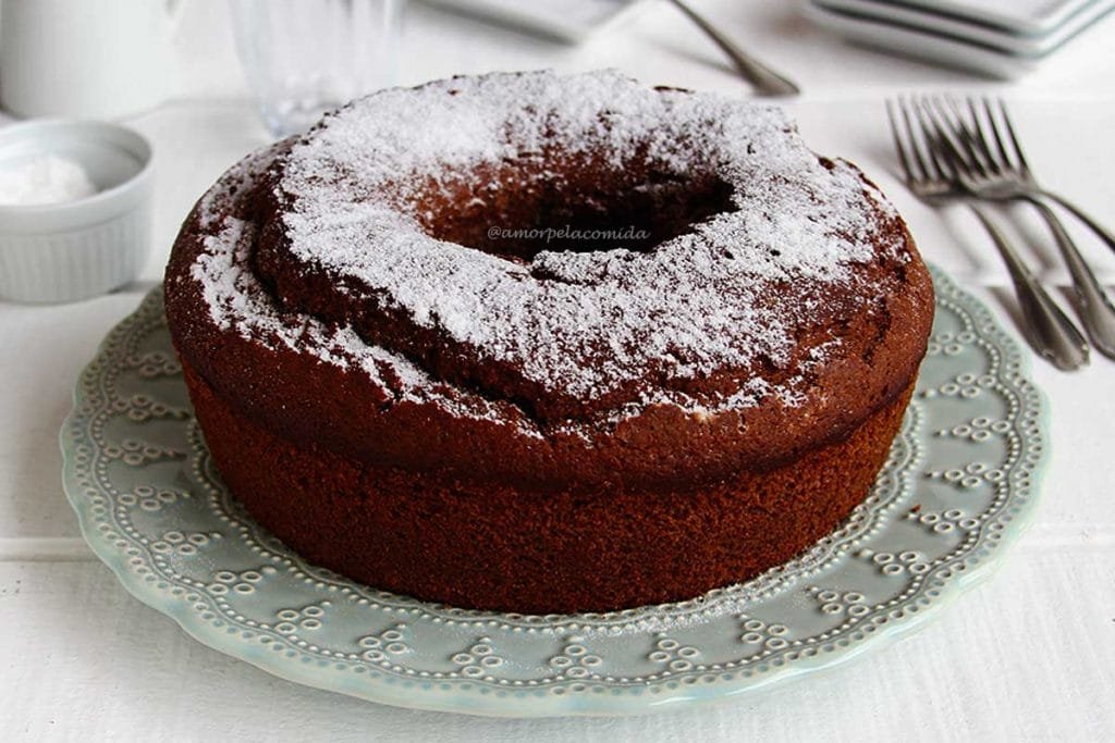 Receita de bolo de chocolate simples feito à mão, que é super fofinho, saboroso, nutritivo e não contém glúten ou lactose