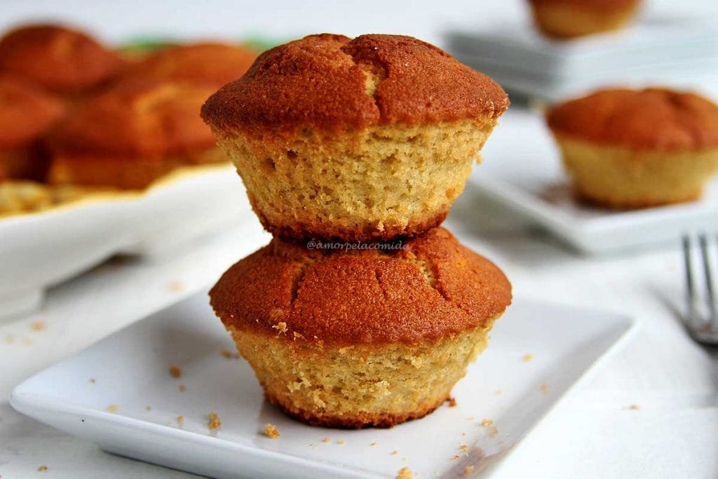 Bolo de abacaxi funcional rico em fibras feito no liquidificador sem glúten e sem lactose