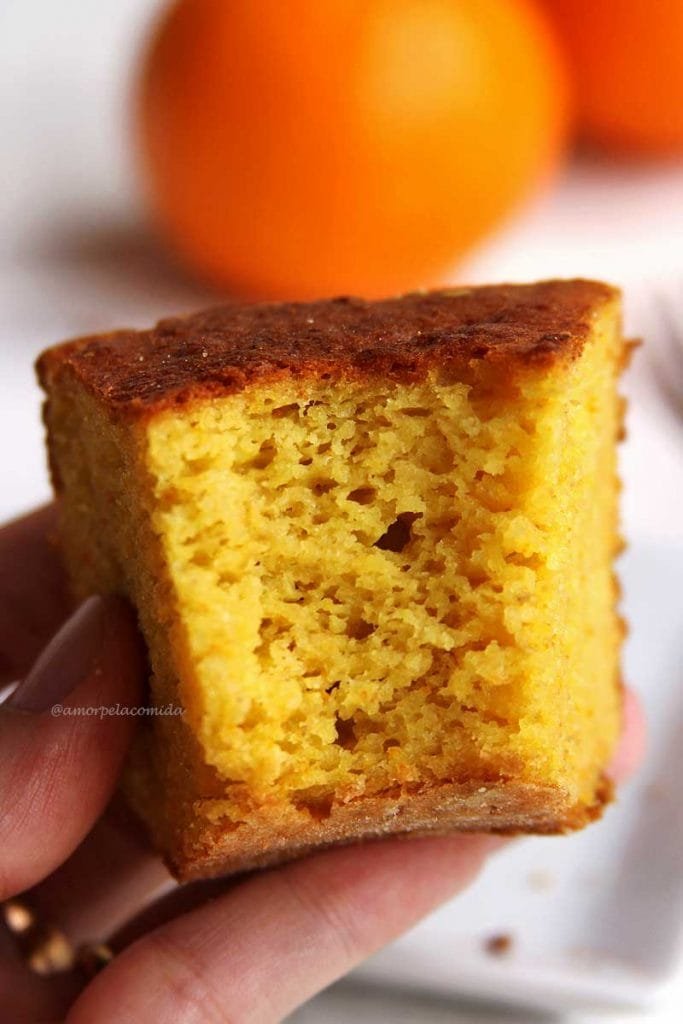 Receita de bolo de laranja com casca de liquidificador fofinho e muito aromático que é saudável, nutritivo e não contém glúten ou lactose