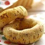 Receita de rosquinha de polvilho azedo simples e fácil sem glúten e sem lactose assado