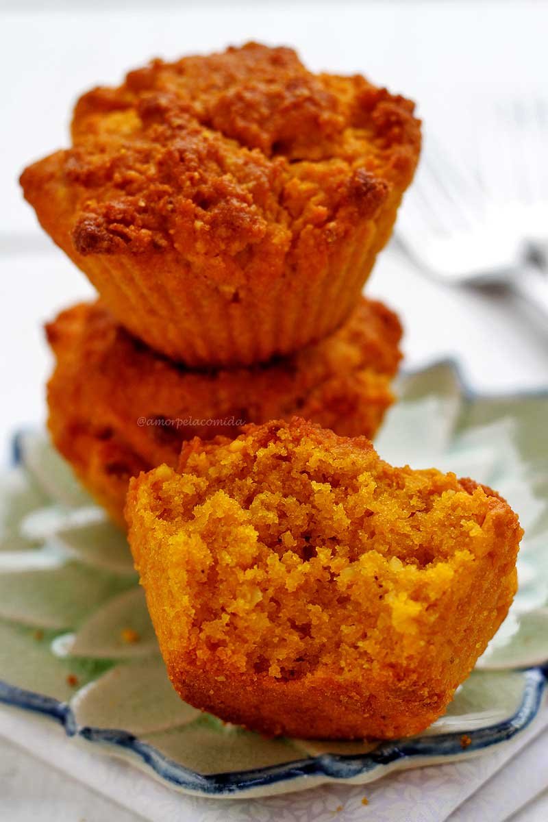 Receita de Bolo de Cenoura Vegano de liquidificador sem ovos, sem leite, sem trigo muito fofinho e simples de preparar