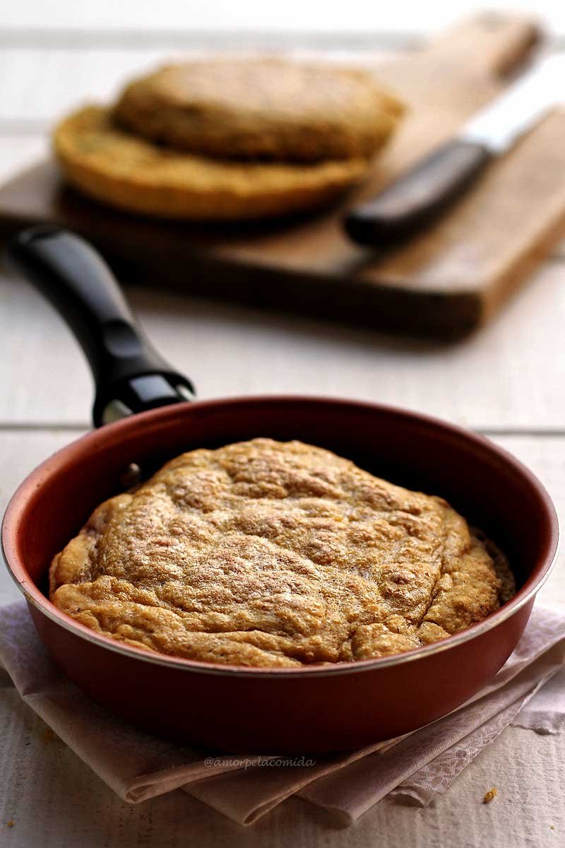 Pão de frigideira fit simples e rápido que fica pronto em menos de 15 minutos e você faz a massa com um garfo!