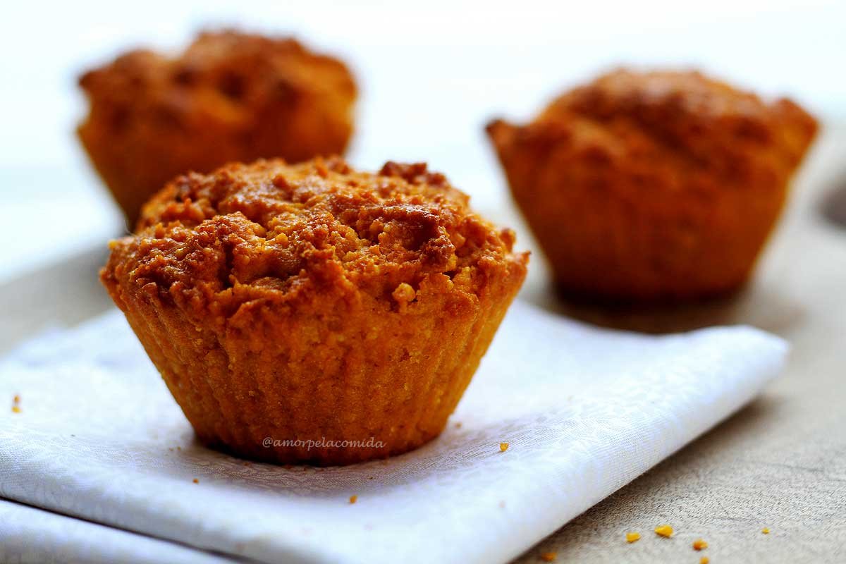 Receita de bolo de cenoura de liquidificador vegano sem glúten, sem leite, sem ovo, sem soja e sem banana!