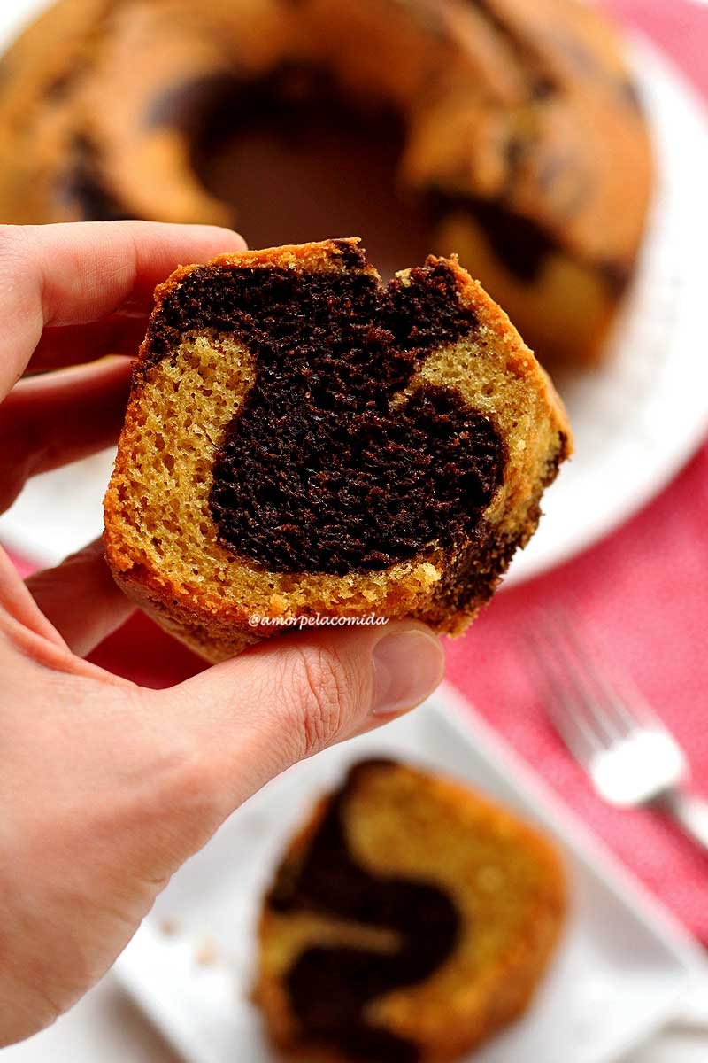 Receita de bolo mesclado de chocolate feito no liquidificador super fofinho e saboroso!