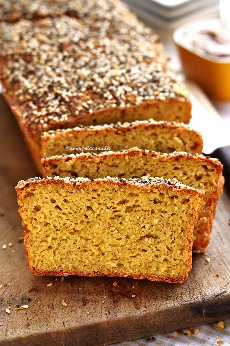 Pão de inhame fit com chia e farinha de arroz feito no liquidificador sem glúten e sem lactose