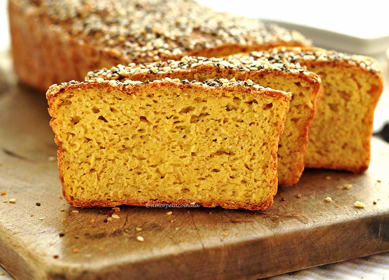 Receita fácil de pão de inhame de liquidificador sem glúten e sem lactose feito com farinha de arroz e polvilho doce