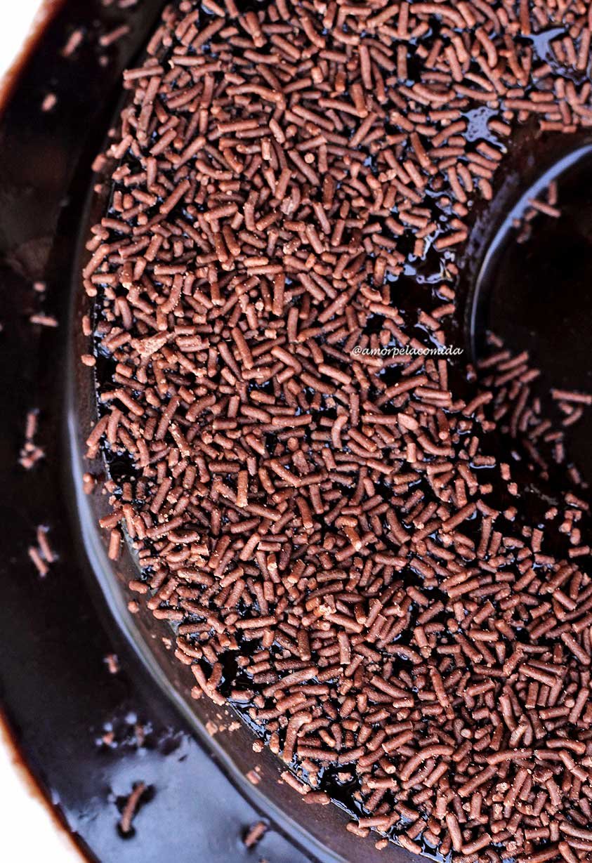 Pudim de chocolate assado no forno com 4 ingredientes e sem leite condensado.