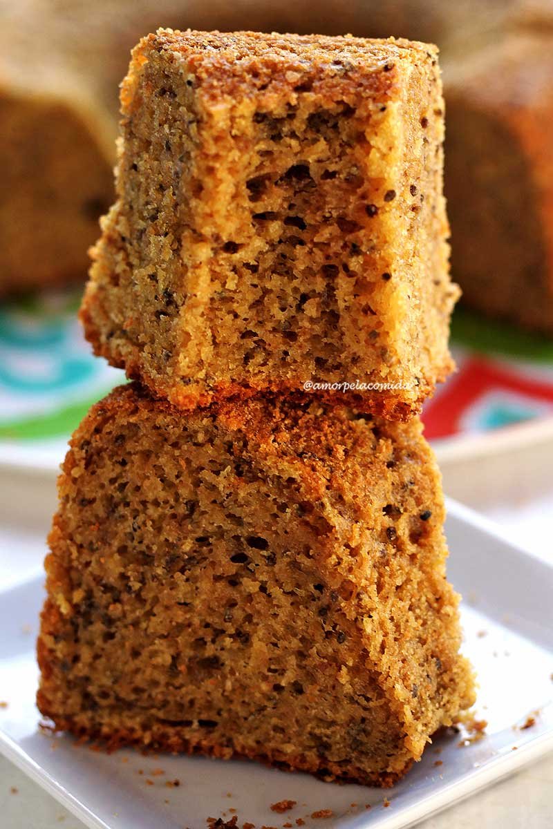 Receita de bolo de batata doce fit fofinho feito no liquidificador, muito simples de preparar! É sem glúten, sem lactose e perfeito pra reeducação alimentar!