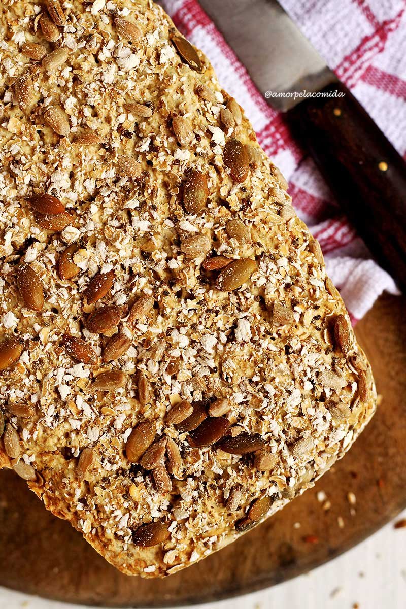 Receita fácil de pão de aveia e ovo que levam sementes e castanhas que ajudam a dar maior valor nutricional para a receita.