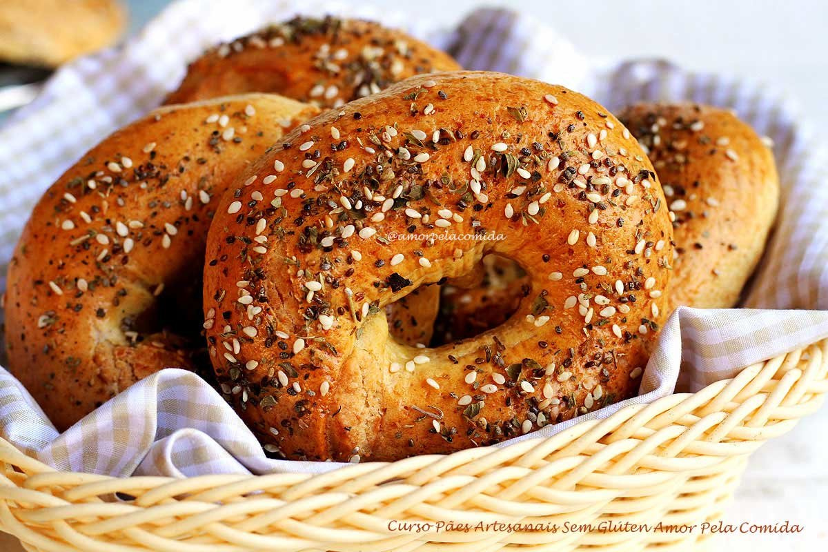 Cesta de vime com pães tipo bagel