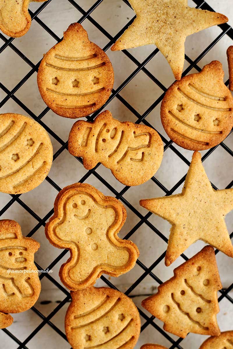 Receita de biscoito de natal de gengibre (gingerbread) sem glúten, sem lactose, sem ovo que fica crocante e é simples de preparar!