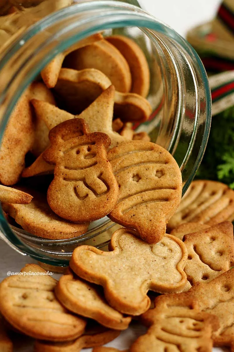 Biscoito natalino de melado com gengibre super crocante. É sem glúten, sem lactose, sem ovo e vegano. Perfeito para dar de presente de natal!
