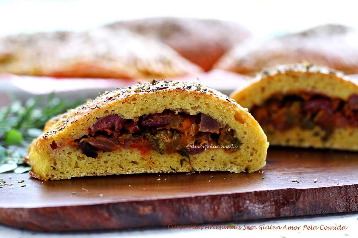 Calzone cortado ao meio sobre tábua de madeira