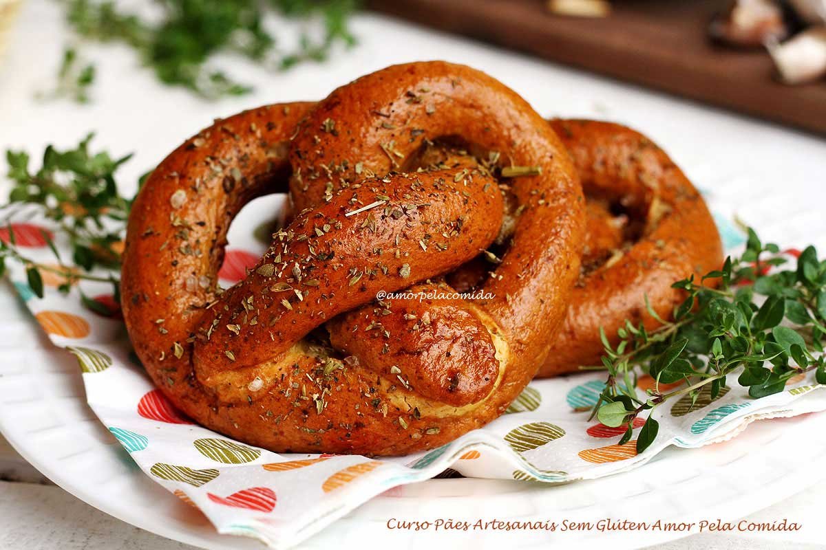 Pretzel salgado sobre guardanapo de bolinhas coloridas