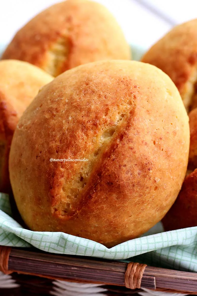 Cesta de pães francês sobre mesa branca