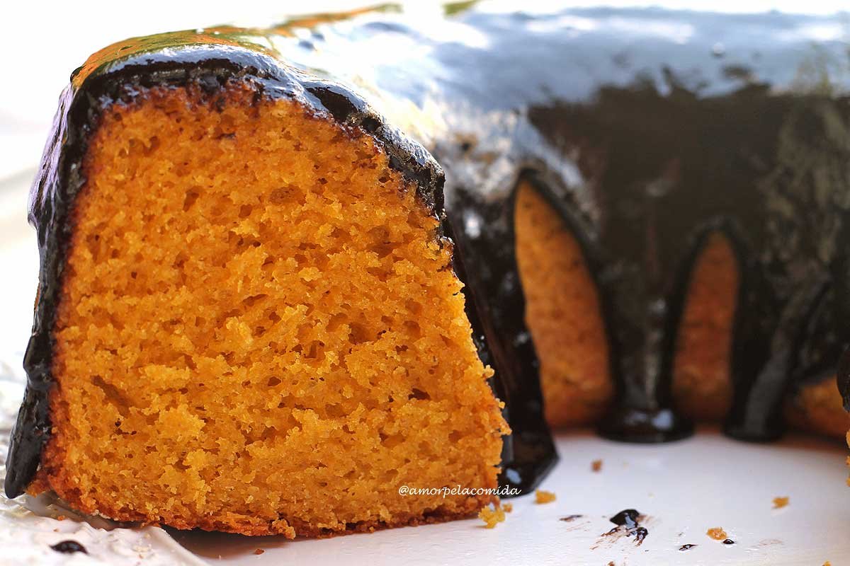 Bolo de cenoura com cobertura de chocolate sobre prato branco