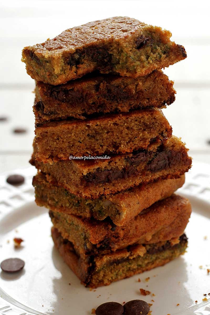 pedaços de bolo de baunilha com gotas de chocolate empilhados sobre prato branco