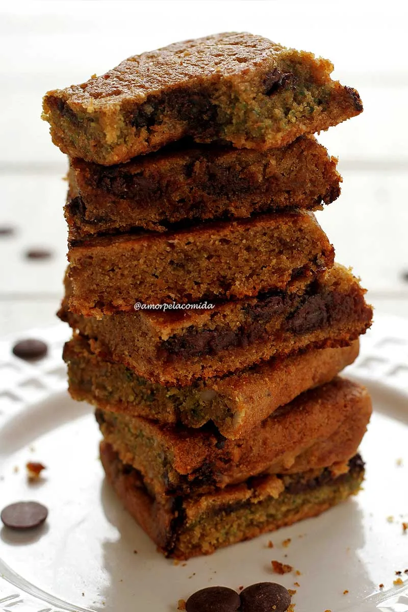 pedaços de bolo de baunilha com gotas de chocolate empilhados sobre prato branco
