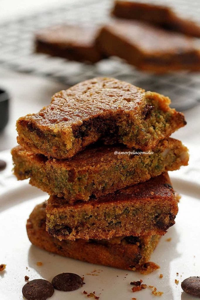 Pedaços de bolo de baunilha com gotas de chocolate empilhados sobre prato branco