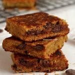 Pedaços de bolo de baunilha com gotas de chocolate empilhados sobre prato branco
