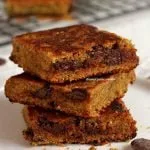 Pedaços de bolo de baunilha com gotas de chocolate empilhados sobre prato branco