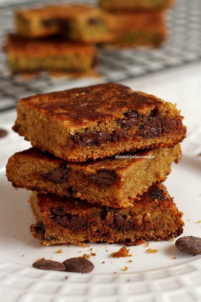 Pedaços de bolo de baunilha com gotas de chocolate empilhados sobre prato branco