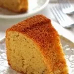 Fatia de bolo de aipim sobre prato redondo branco