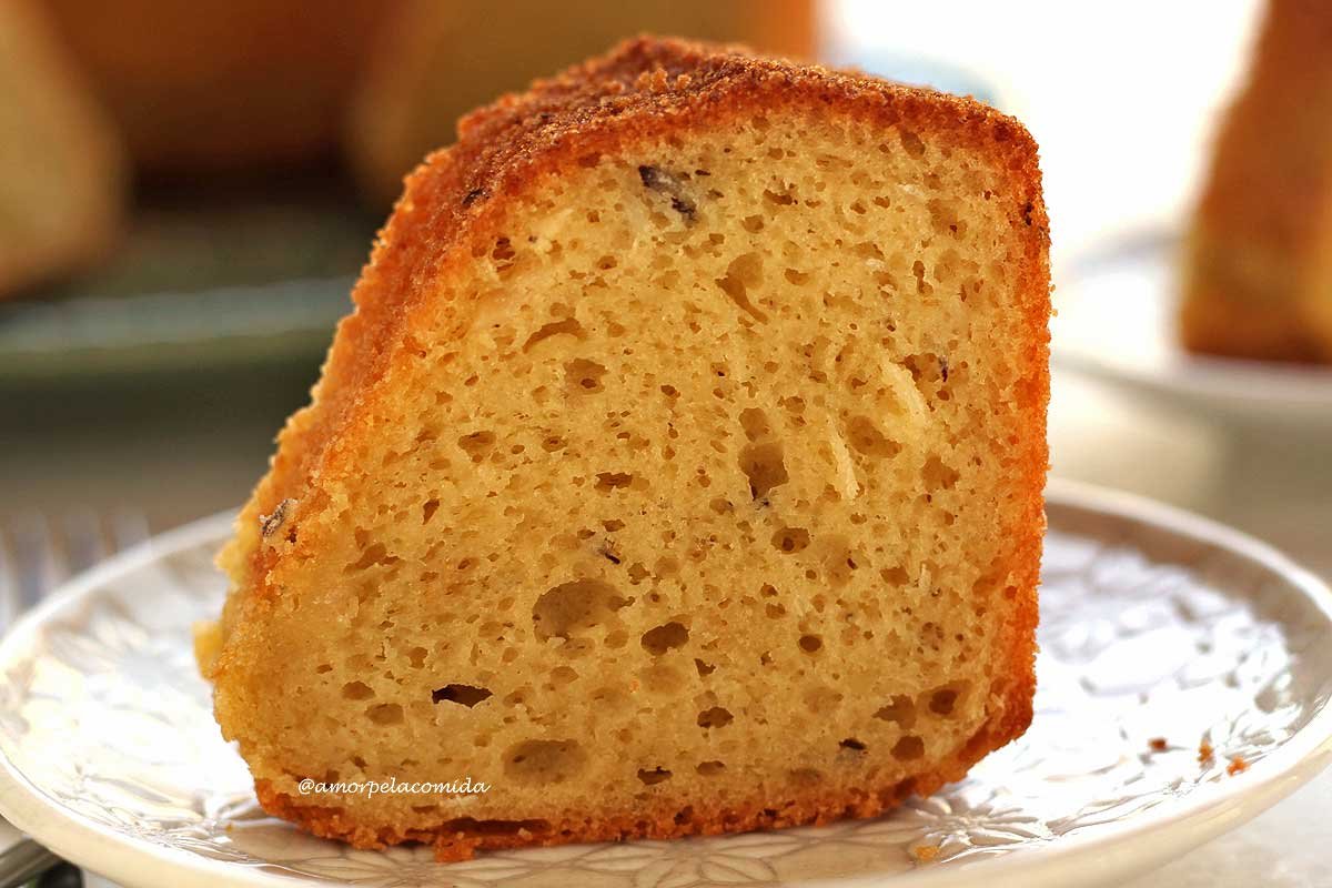 Pedaço de bolo de aipim fofinho sobre prato branco