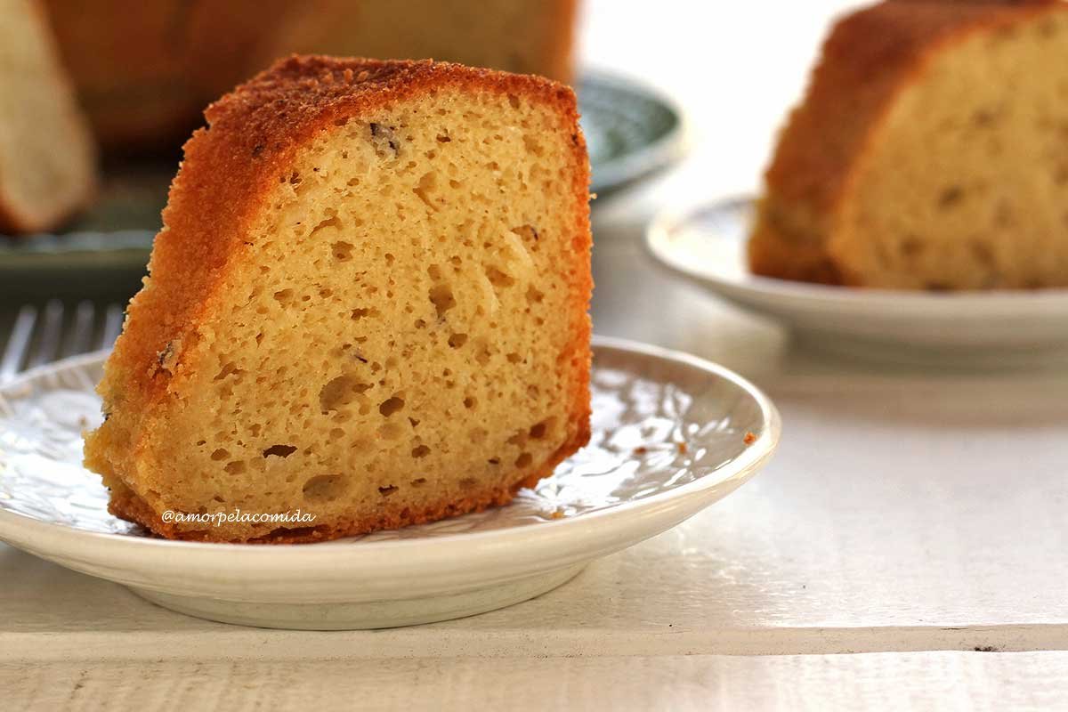 Duas fatias de bolo de aipim fofinho sobre prato branco redondo