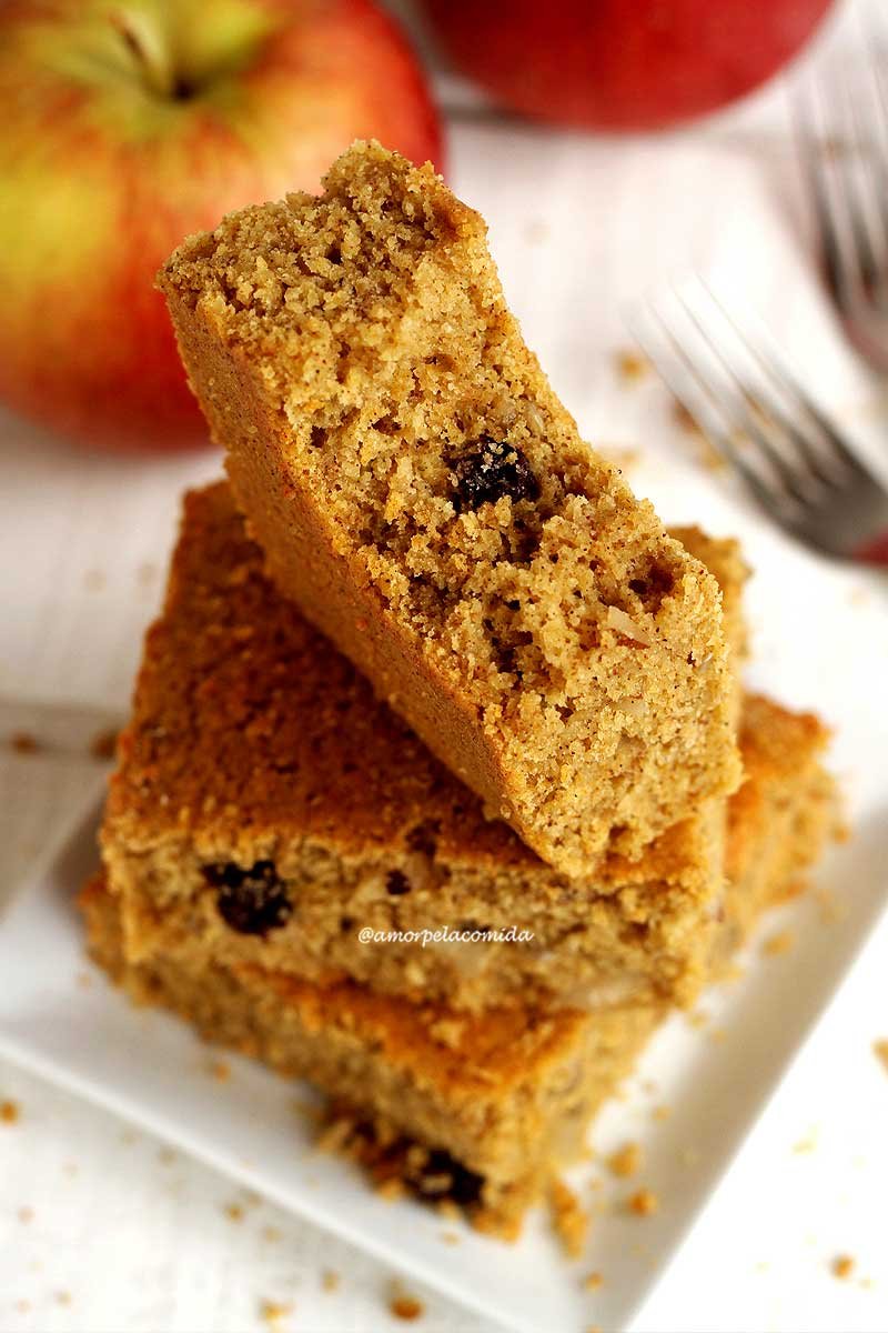 Pedaços de bolo de maçã com canela empilhados, pedaço de cima mordido