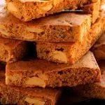 Vários pedaços de torta salgada sobrepostos