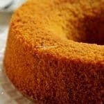 Bolo de fubá inteiro sobre prato branco