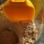 Liquidificador com farinha de aveia e espátula amarela