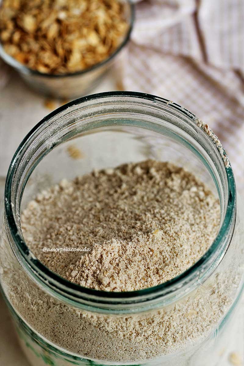 Vidro com farinha de aveia sobre mesa branca