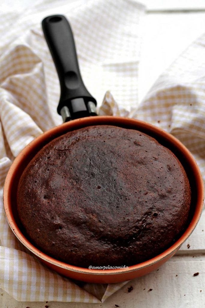 Bolo de chocolate na frigideira sobre mesa branca