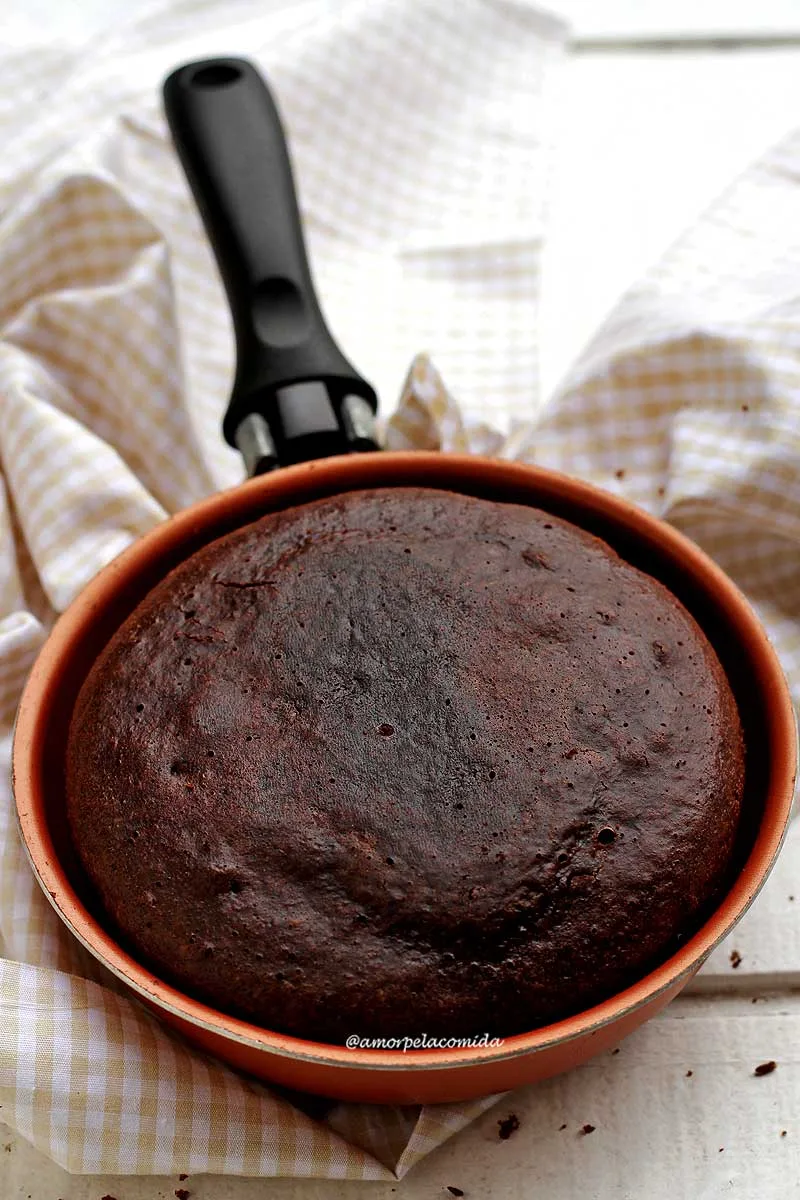 Bolo de chocolate na frigideira sobre mesa branca